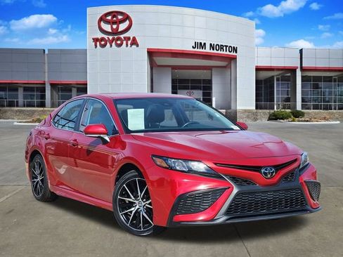 Used 2024 Toyota Camry SE image 1