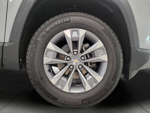 Used 2025 Chevrolet Equinox LT image 3