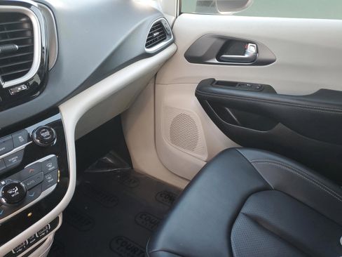 Used 2023 Chrysler Pacifica Touring-L image 21