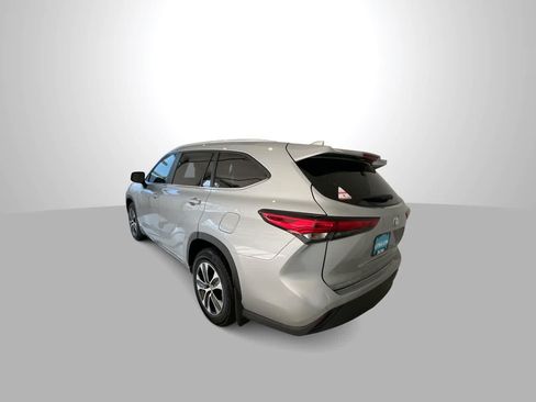 Used 2023 Toyota Highlander XLE AWD/4WD image 6