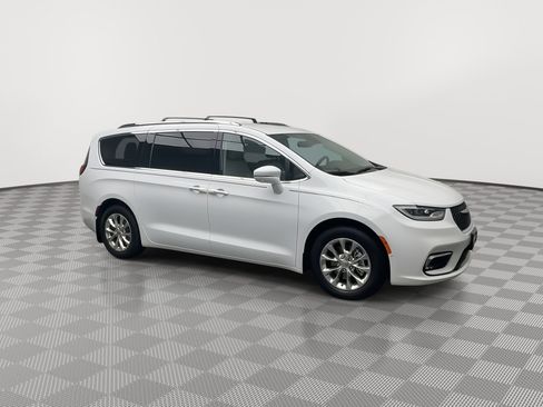 Used 2021 Chrysler Pacifica Touring-L w/ Premium & Safety Sphere Group image 39