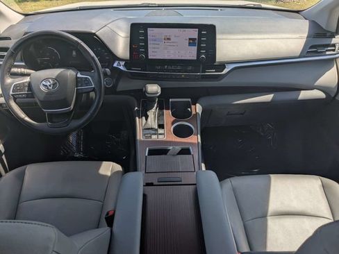 Used 2024 Toyota Sienna XLE FWD image 15