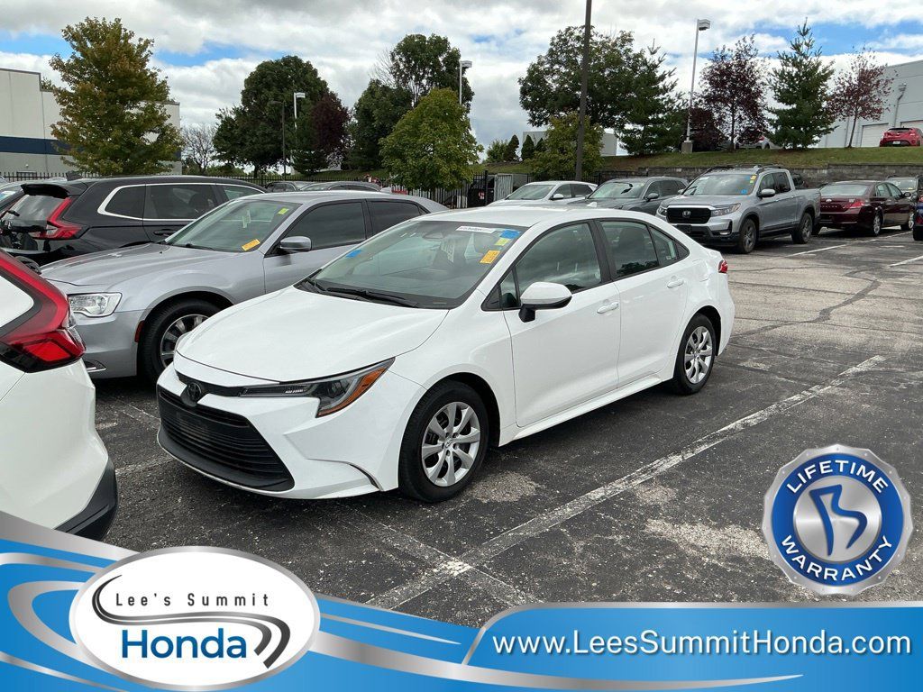 Used 2025 Toyota Corolla LE FWD image 1