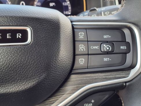 Used 2024 Jeep Wagoneer L Series II RWD image 19