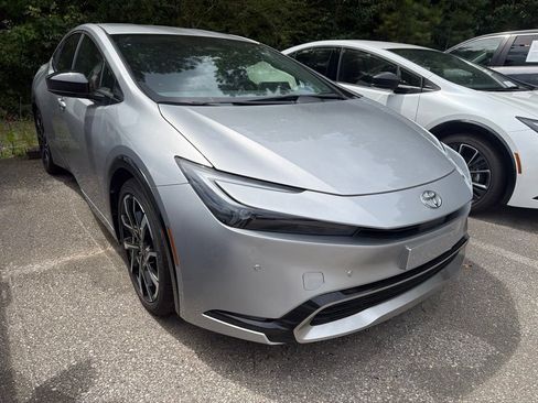Used 2025 Toyota Prius Plug-In Hybrid FWD image 4