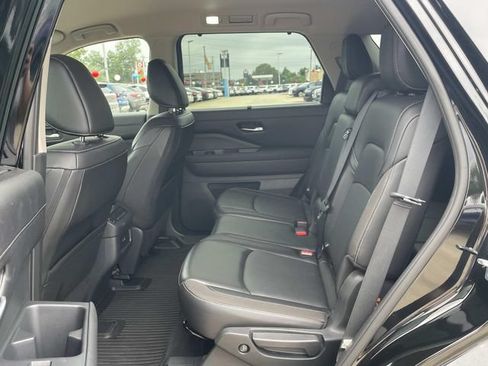 Used 2024 Nissan Pathfinder SL FWD image 8