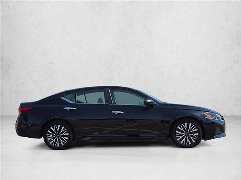 Used 2025 Nissan Altima 2.5 SV FWD image 4
