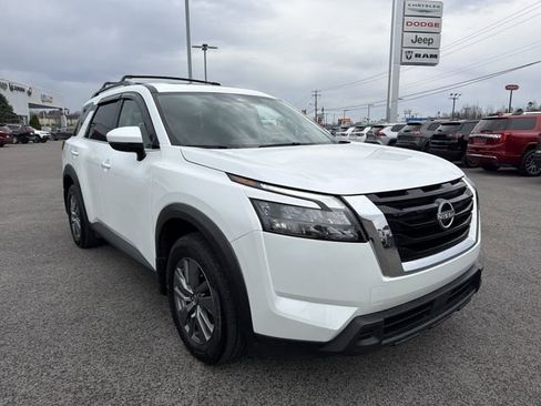 Used 2025 Nissan Pathfinder SV w/ SV Premium Package image 3