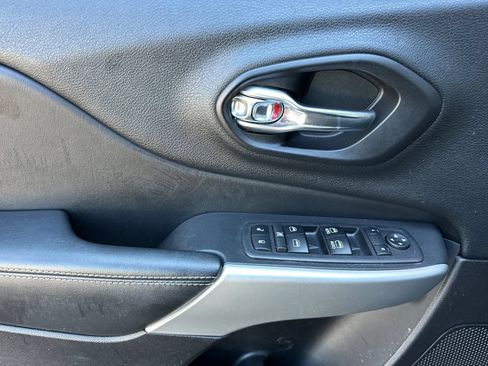 Used 2018 Jeep Cherokee Latitude Plus w/ Comfort/Convenience Group AWD/4WD image 11
