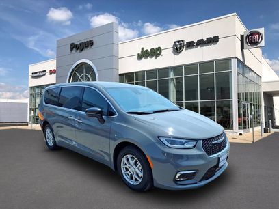 Used 2025 Chrysler Pacifica Select