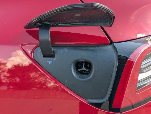 Used 2023 Tesla Model Y Long Range AWD/4WD image 24