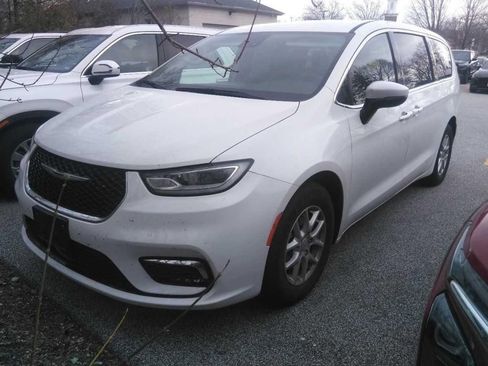 Used 2023 Chrysler Pacifica Touring-L image 2