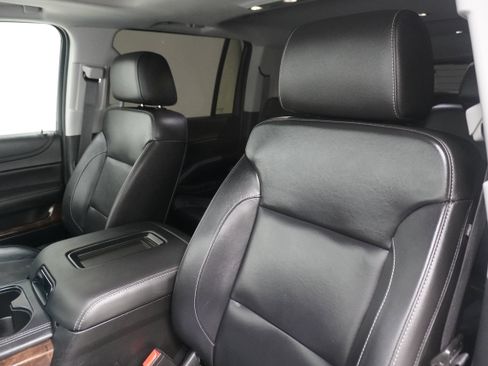 Used 2018 Chevrolet Suburban LT w/ Luxury Package AWD/4WD image 10