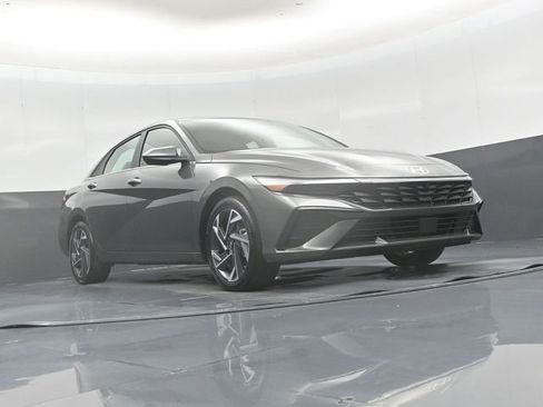 Used 2025 Hyundai Elantra SEL FWD image 45