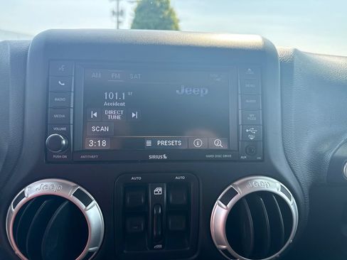 Used 2018 Jeep Wrangler Unlimited Sahara w/ Connectivity Group AWD/4WD image 24