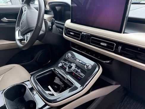 Used 2023 Lincoln Nautilus AWD w/ Premium Package image 9