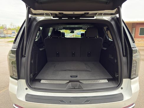 Used 2025 Chevrolet Suburban Premier AWD/4WD image 24