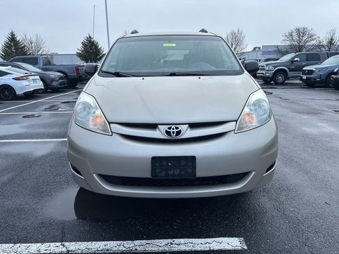 Used 2009 Toyota Sienna LE image 2
