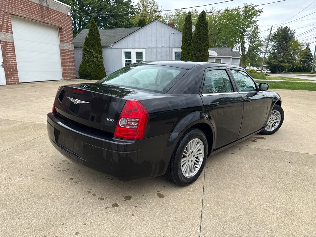 Used 2009 Chrysler 300 LX RWD image 6