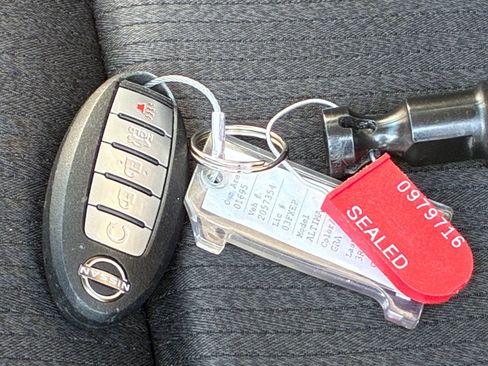 Used 2024 Nissan Altima 2.5 SV FWD image 24