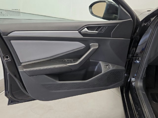 Used 2025 Volkswagen Jetta SE FWD image 18