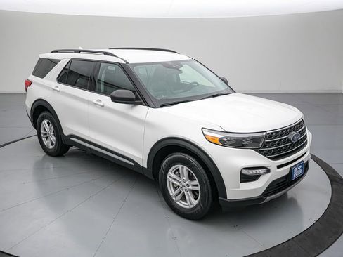 Certified 2022 Ford Explorer XLT w/ Equipment Group 202A AWD/4WD image 3