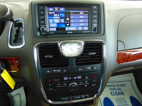 Used 2013 Chrysler Town & Country Touring FWD image 14