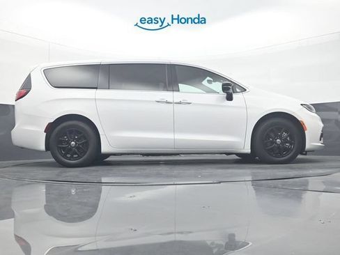 Used 2025 Chrysler Pacifica Select FWD image 34