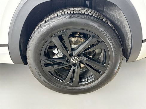 Used 2025 Volkswagen Atlas Cross Sport SEL R-Line image 33