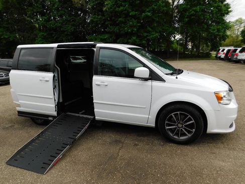Used 2017 Dodge Grand Caravan SXT FWD image 1