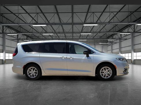 Used 2024 Chrysler Pacifica Touring-L FWD image 5
