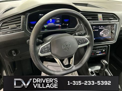 Used 2022 Volkswagen Tiguan SE w/ Panoramic Sunroof Package AWD/4WD image 4