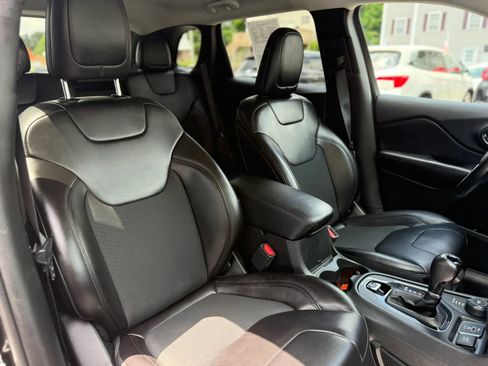 Used 2019 Jeep Cherokee Latitude Plus AWD/4WD image 14