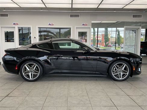 Used 2025 Ford Mustang Coupe RWD image 4
