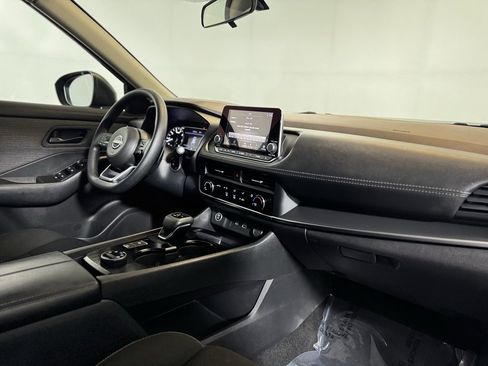 Used 2023 Nissan Rogue S image 11