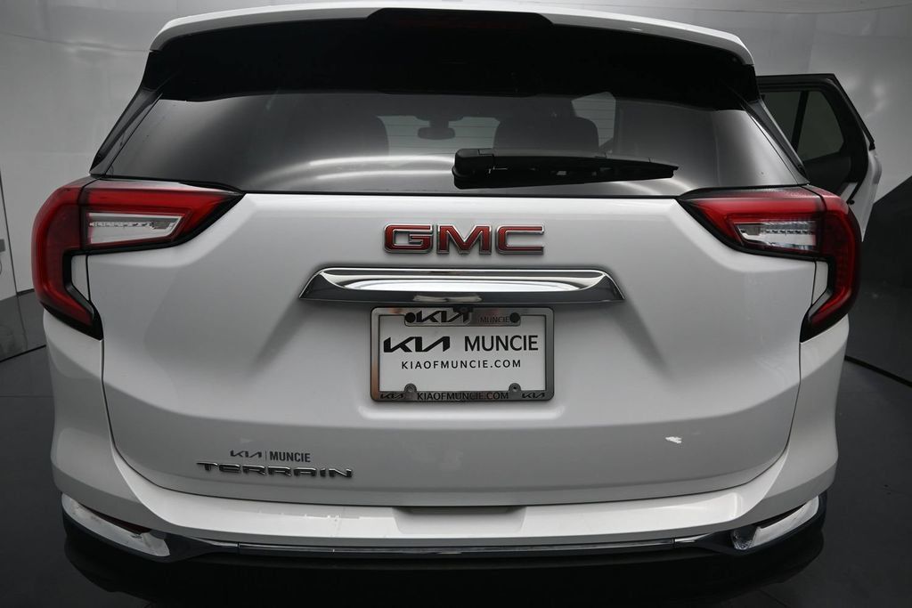 Used 2024 GMC Terrain SLT w/ Infotainment Package II FWD image 9