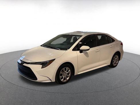 Used 2025 Toyota Corolla LE image 8