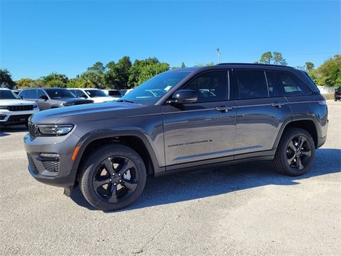 Used 2025 Jeep Grand Cherokee Limited w/ Luxury Tech Group II image 3