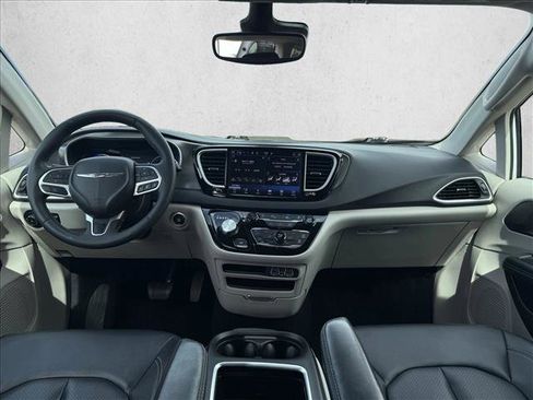 Used 2024 Chrysler Pacifica Touring-L FWD image 14