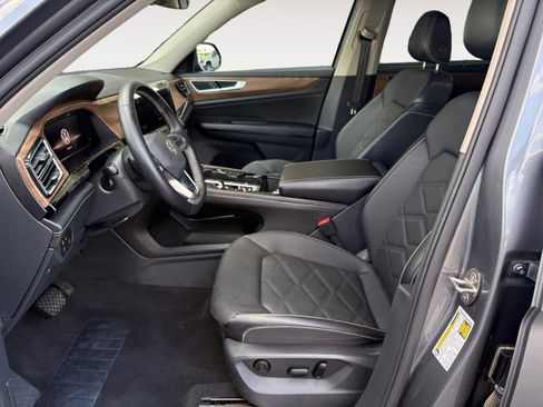 Certified 2025 Volkswagen Atlas SE image 19