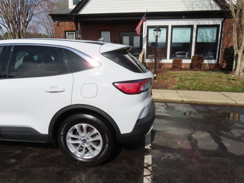 Used 2021 Ford Escape SE image 4