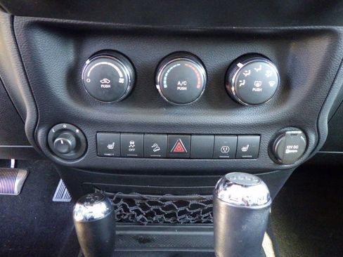 Used 2016 Jeep Wrangler Unlimited Sahara AWD/4WD image 28
