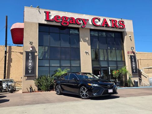 Used 2020 Toyota Camry SE w/ Convenience Package image 2