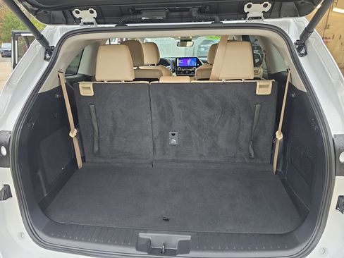 Used 2024 Toyota Highlander Limited image 14