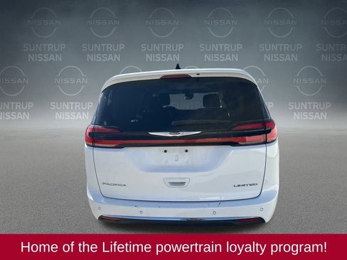 Used 2024 Chrysler Pacifica Limited image 4