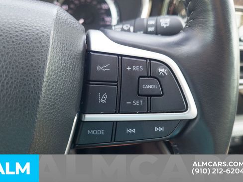 Used 2023 Toyota Highlander XLE AWD/4WD image 11