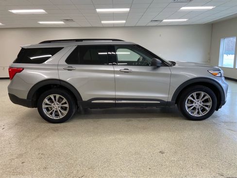 Used 2023 Ford Explorer XLT w/ Equipment Group 202A image 4