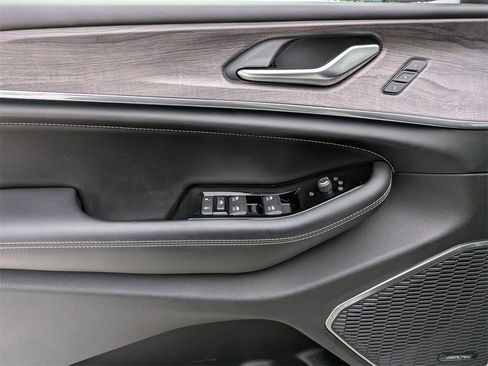 Used 2023 Jeep Grand Cherokee Overland image 10