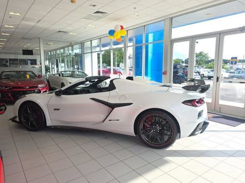 Used 2023 Chevrolet Corvette Z06 w/ Z07 Performance Package RWD image 2