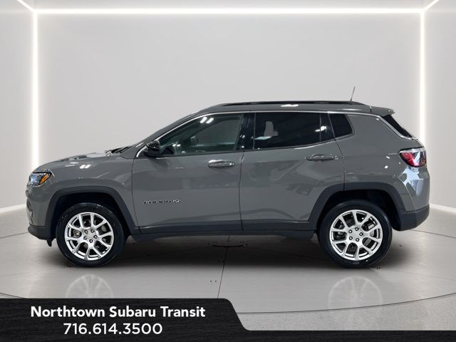 Used 2023 Jeep Compass Latitude AWD/4WD image 2